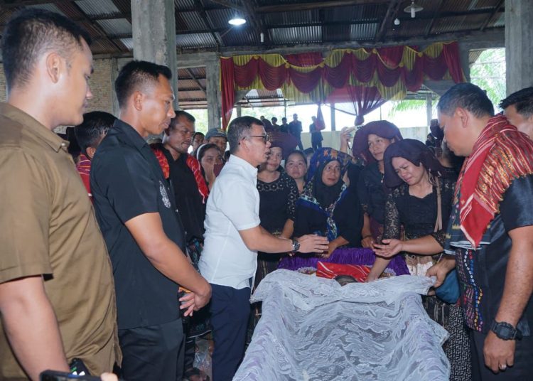 Pangdam I/BB Letjen TNI Mochammad Hasan (kemeja putih) saat menyampaikan langsung rasa duka cita yang mendalam kepada keluarga korban keributan antara Oknum TNI AD dengan warga masyarakat di Dusun IV Cinta Adil, Desa Selamat, Kecamatan Biru-Biru, Kabupaten Deli Serdang.(Satunusantara news/HO-PendamI/BB).