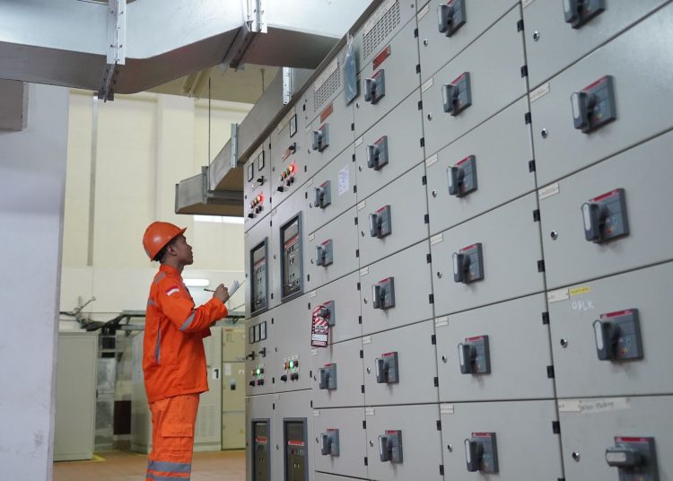 Operator PLTA Renun saat melakukan pengecekan dan pembacaan indikator peralatan.(Satunusantara news/HO-Humas PLN UID Sumut).