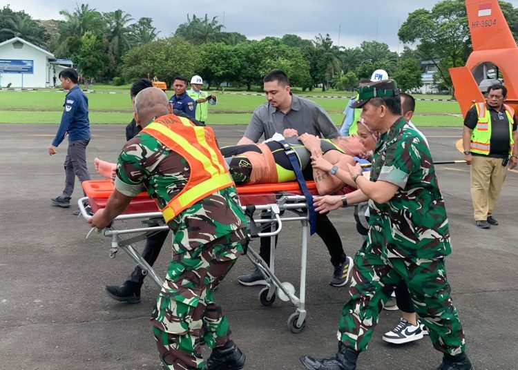 Pangdam I/BB   Letjen TNI Mochammad Hasan (kanan) saat meninjau langsung proses evakuasi Seorang atlet Aquabike asal Italia, Lorenzo (58) mengalami kecelakaan saat mengikuti tes endurance di ajang Aquabike Jetski Danau Toba.(Satunusantara news/HO-Pendam I/BB).