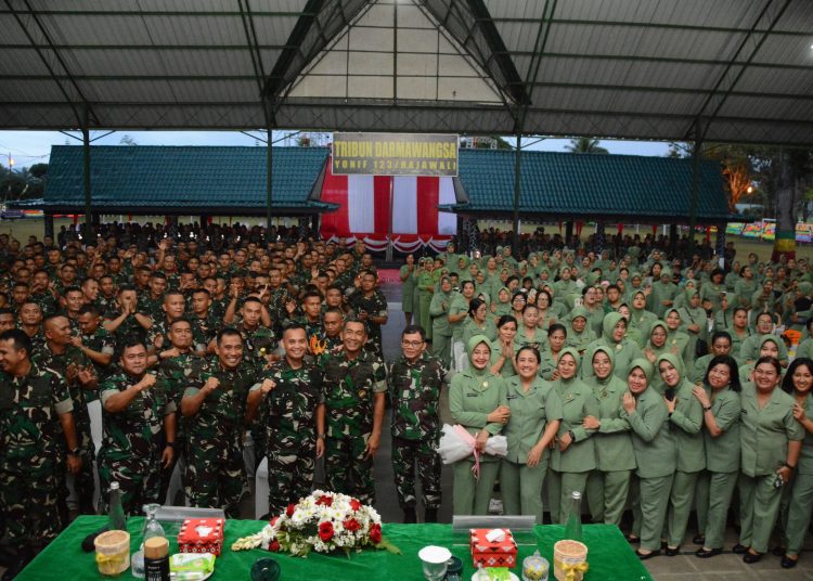 Pangdam I/BB Letjen TNI Mochammad Hasan (tengah) saat foto bersama dengan para Prajurit dan Persit Jajaran Korem 023/KS  di Aula Yonif 123/Rajawali, Kota Padangsidimpuan.(Satunusantara 
 news/HO-Pendam I/BB).