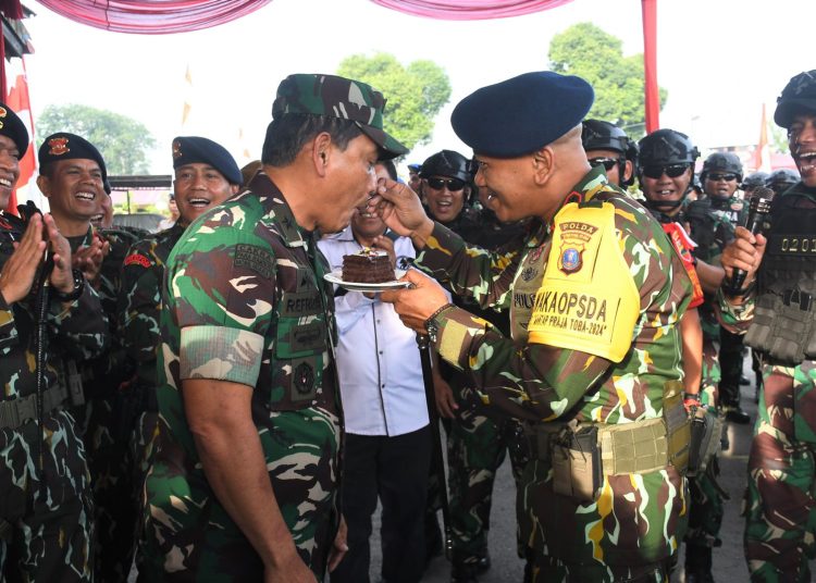 Kasdam I/BB, Brigjen TNI Refrizal (kiri) saat disuapin  makanan kue dari Dansat Brimob Polda Sumut Kombes Pol Rantau Isnur Eka.(Satunusantara news/HO-Pendam I/BB).