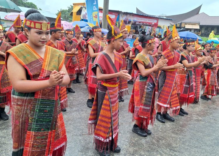 PLN hadirkan listrik berkualitas dukung pemecahan Rekor MURI dalam kategori Tarian Tortor Hata Sopisik Terbanyak di Aquabike Jetski World Championship 2024 di Danau Toba. (Satunusantara news/HO-Humas PLN UID Sumut).