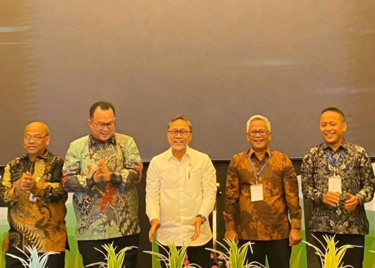 Direktur Utama Holding Perkebunan Nusantara PTPN III (Persero), Mohammad Abdul Ghani (dua dari kanan) dalam acara Seminar Nasional "Potensi Intercropping Padi Gogo di lahan PSR untuk Mendukung Swasembada Beras" yang dilaksanakan di Bogor.(Satunusantara news/HO-Humas Holding Perkebunan Nusantara  III).