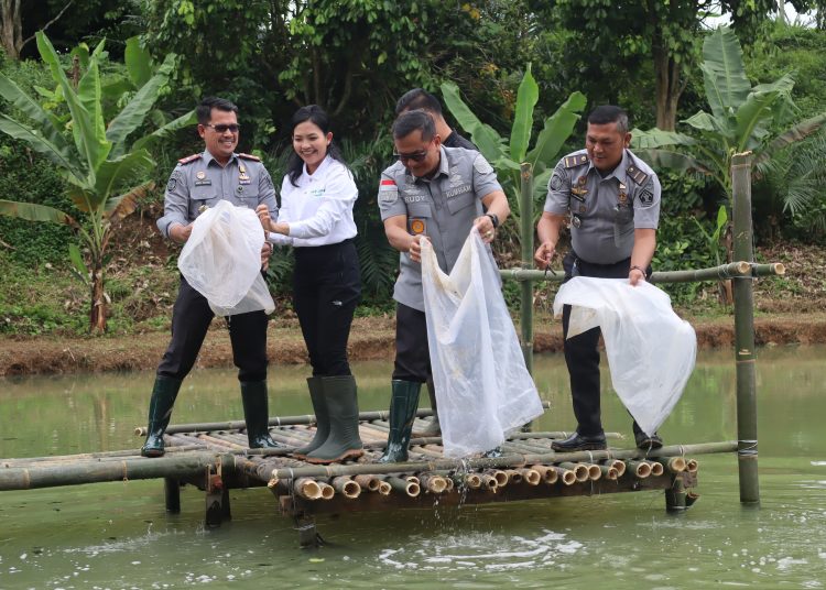 Kadiv Pemasyarakatan, Kanwil Kemenkumham Sumut,  Rudy Fernando Sianturi (nomor dua dari kanan) saat menaburkan benih ikan mas di Desa Marindal I, Kecamatan Patumbak, Kabupaten Deli Serdang.(Satunusantara news/HO-Humas Kemenkumham Sumut).