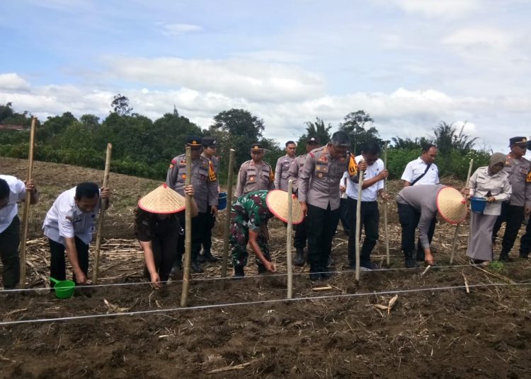 Pasiter Kodim 0206/Dairi, Lettu Inf J. Maibang (empat dari kiri) saat kegiatan Launching Gugus Tugas Polri dalam dalam upaya mendukung program pemerintah dalam mewujudkan ketahanan pangan nasional. (Satunusantara news/HO-Pendim 0206/Dairi).