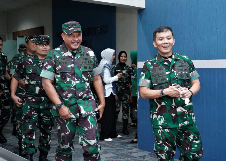 Pangdam I/BB,  Letjen TNI Mochammad Hasan (kanan) saat menyambut kedatangan Mayjen TNI Rio Firdianto (kiri)  di Bandara Kualanamu Internasional Airport (KNIA), Kabupaten Deli Serdang.(Satunusantara news/HO-Pendam I/BB).