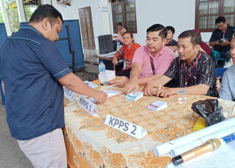 Kepala Divisi Teknis Penyelenggaraan dan juga Wakil Kepala Divisi Parmas, KPU Kota Medan Taufiqurrahman Munthe, saat melaksanakan simulasi disela-sela kegiatan di Kecamatan Medan Polonia.(Satunusantara news/HO-Humas KPU Medan).