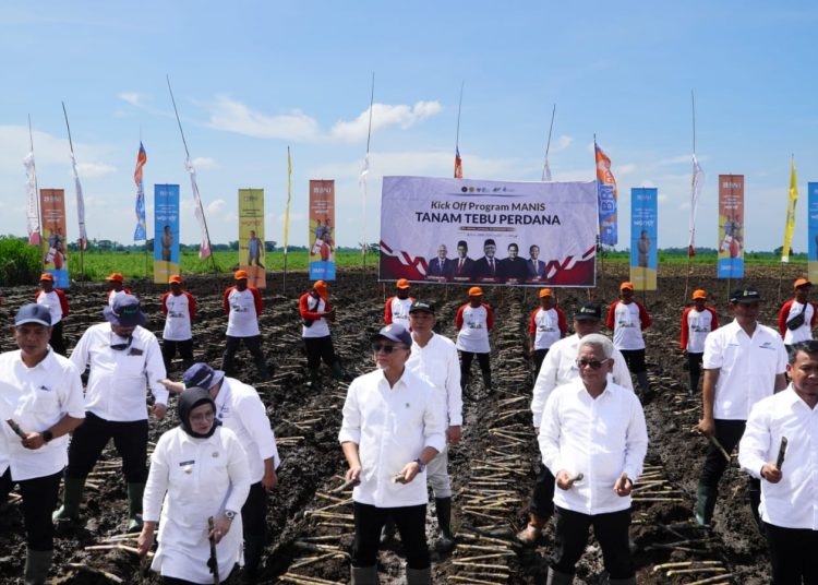 Direktur Utama Holding Perkebunan Nusantara PTPN III (Persero) Mohammad Abdul Ghani (dua dari kanan) saat Kick-off program Manis TanamTebu Perdana  di Pabrik Gula (PG) Djatiroto, Lumajang, Jawa Timur.(Satunusantara news/HO-Humas  Perkebunan Nusantara PTPN III).