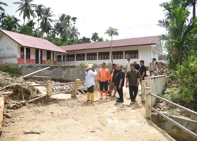 Bupati Tapsel, Dolly Pasaribu (nomor dua dari kanan) saat  meninjau lokasi banjir bandang yang melanda dua kecamatan yakni Kecamatan Batang Angkola dan Sayur Matinggi. (Satunusantara news/HO-Prokopimda Tapsel).