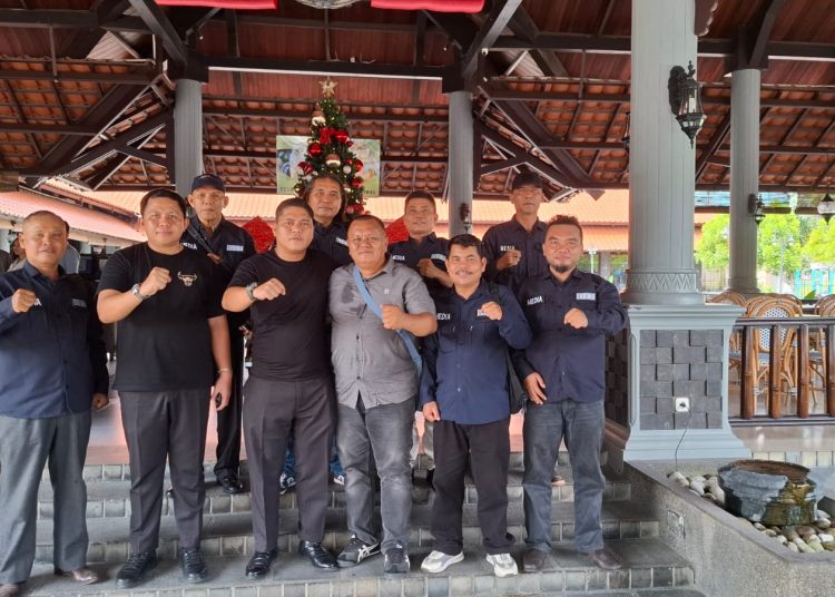 Kepala Rutan Kelas I Medan, Alanta Imanuel Ketaren (nomor tiga dari kiri) usai mengadakan pertemuan dengan Wartawan Unit Kanwil Kemenkumham Sumut di Lembur Kuring Medan.(Satunusantara news/HO-Istimewa).