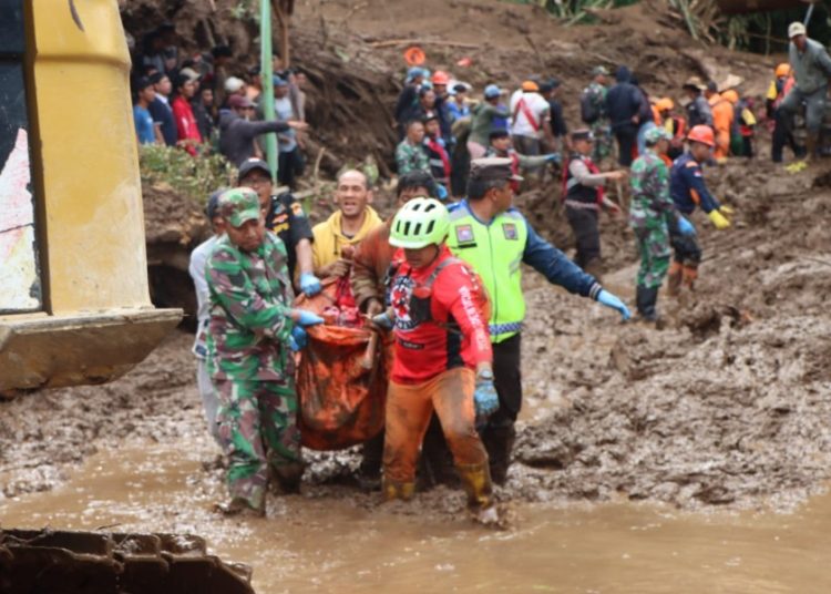 Tim PRCPB Kodam I/Bukit Barisan, saat menemukan korban yang hilang akibat bencana tanah longsor  di Desa Semangat Gunung, Kecamatan Merdeka, Kabupaten Karo. (Satunusantara news/HO-Pendam I/BB).