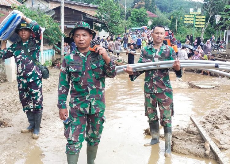 Tim PRCPB Kodam I/Bukit Barisan, saat membantu proses evakuasi korban bencana banjir bandang dan tanah longsor di empat kabupaten pada wilayah Kodim 0212/Tapanuli Selatan.(Satunusantara.news/HO-Pendam I/BB).