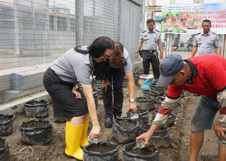 Petugas Lapas Kelas I Medan, saat melaksanakan kegiatan pemberian pupuk cair pada tanaman cabai rawit yang merupakan bagian dari program mendukung ketahanan pangan dan pemberdayaan warga binaan di Lapas Medan.(Satunusantara news/HO-Lapas Medan).