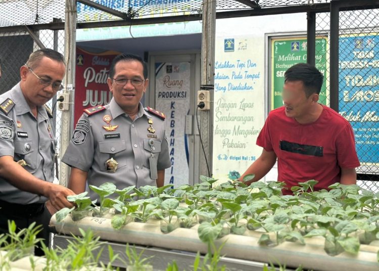 Kepala Lembaga Pemasyarakatan Kelas I Medan, M. Pithra Jaya Saragih (tengah) saat melakukan kontrol langsung ke area budidaya tanaman hidroponik,  merupakan bagian dari komitmen Lapas Kelas I Medan dalam mendukung program ketahanan pangan nasional yang dicanangkan pemerintah. (Satunusantara news/HO-Lapas Medan).