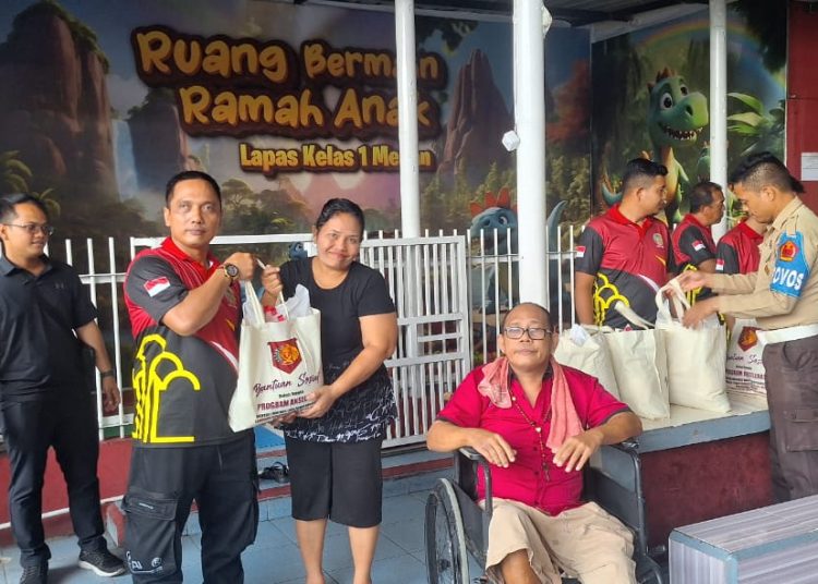 Petugas  Lapas Kelas I Medan menyalurkan bantuan sosial kepada  WBP yang kurang mampu dan masyarakat sekitar, dalam rangka mendukung 13 Program Akselerasi Menteri Imigrasi dan Pemasyarakatan.(Satunusantara news/HO-Humas Lapas Medan).