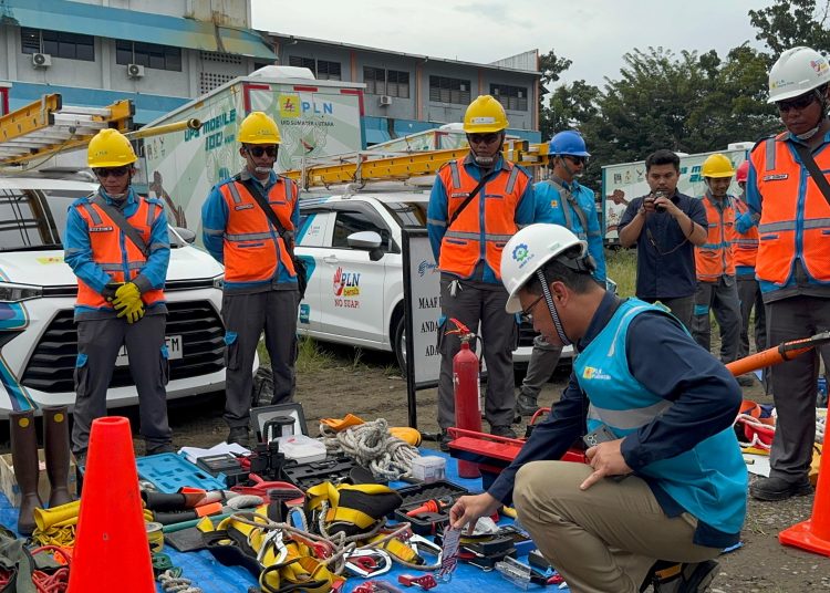 General Manajer PLN UID Sumatera Utara, Agus Kuswardoyo (kanan) saat melakukan pemeriksaan peralatan di seluruh unit kerja, menyambut pelaksanaan Pilkada serentak 2024.(Satunusantara news/HO-Humas PLN UID Sumut).