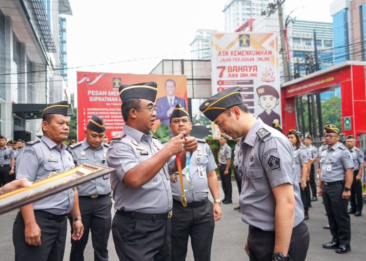 Kakanwil Kemenkumham Sumut, Agung Krisna (kiri) mengapresiasi tim bulu tangkis ganda putra yang diwakili oleh Tri Kurnia Jaya Zega dan M. Annas Arfanni berhasil merebut medali emas pada ajang PORDA KORPRI Sumut 2024.(Satunusantara news/HO-Humas Kemenkumham Sumut).