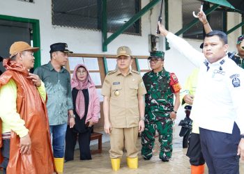 Pangdam I/BB bersama Forkopimda Sumut tinjau TPS dan rumah warga yang terdampak banjir