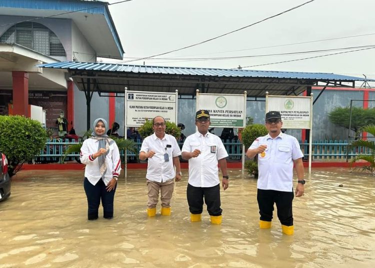 Kakanwil Kemenkumham Sumut,  Anak Agung Gde Krisna (dua dari kanan) didampingi Kepala Divisi Pemasyarakatan Rudy F. Sianturi dan Kepala Divisi Pelayanan Hukum dan HAM Alex Cosmas Pinem, melakukan kunjungan ke Rutan Kelas II Medan.(Satunusantara news/HO-Humas Kemenkumham Sumut).