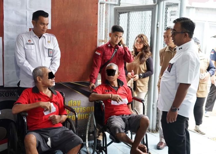 Kakanwil Kemenkumham Sumut,  Anak Agung Gde Krisna (kanan) saat meninjau langsung memimpin langsung guna memastikan hak pilih WBP di Lapas dan Rutan Kelas I Medan berjalan lancar.(Satunusantara news/HO-Humas Kemenkumham Sumut).