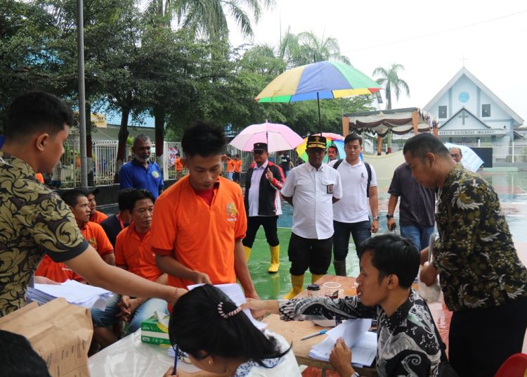 Kakanwil Kemenkumham Sumut,  Anak Agung Gde Krisna (tengah) saat meninjau TPS  di  sejumlah Lapas dan Rutan di Medan.(Satunusantara news/HO-Humas Kemenkumham Sumut).