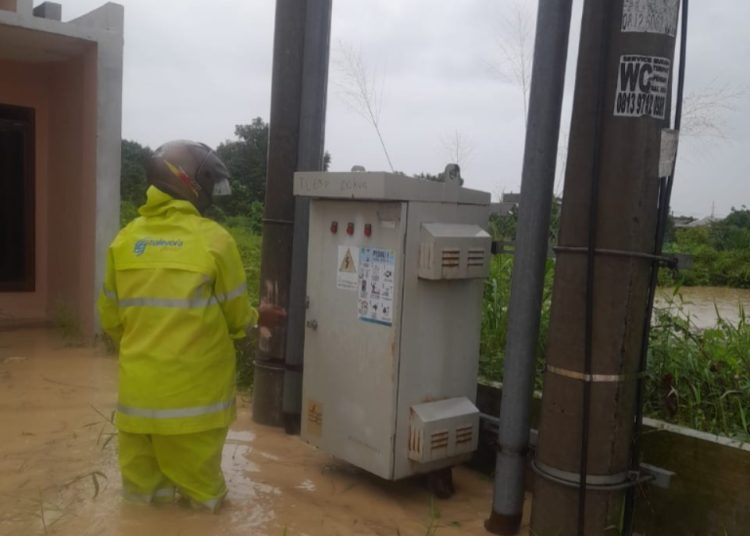 Petugas PLN sigap  memulihkan kelistrikan akibat gardu listrik  terkena banjir  yang melanda sejumlah wilayah di Sumut. (Satunusantara news/HO-Humas PLN UID Sumut).