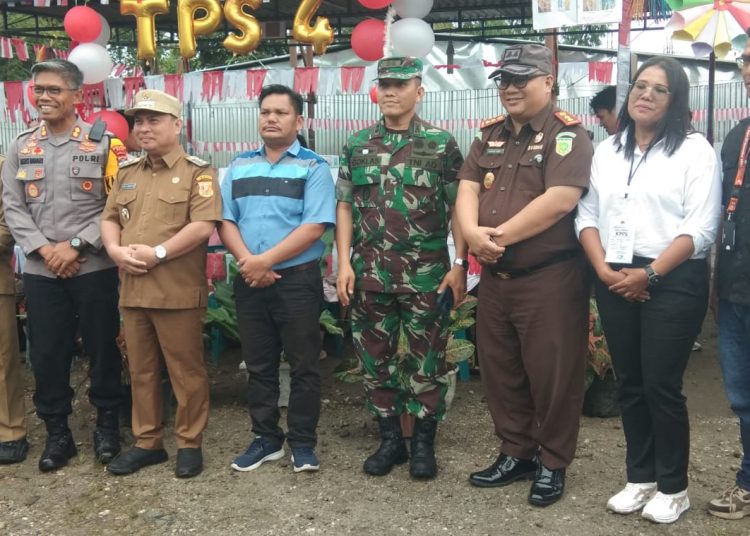 Dandim 0206/Dairi Letkol Inf Goklas Pirtahan Silaban (lima dari kanan) bersama Forkopimda) Kabupaten Dairi melakukan pemantauan langsung ke TPS pada Pilkada serentak 2024.(Satunusantara news/HO-Pendim 0206/Dairi).