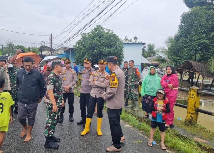 Dandim 0203/Langkat, Letkol Arh Ibnu FX Hardiyanto (tengah) , bersama Forkopimda saat meninjau lokasi banjir dan warga yang terdampak bencana di wilayah Kota Binjai.(Satunusantara news/HO-Pendim 0203/Langkat).