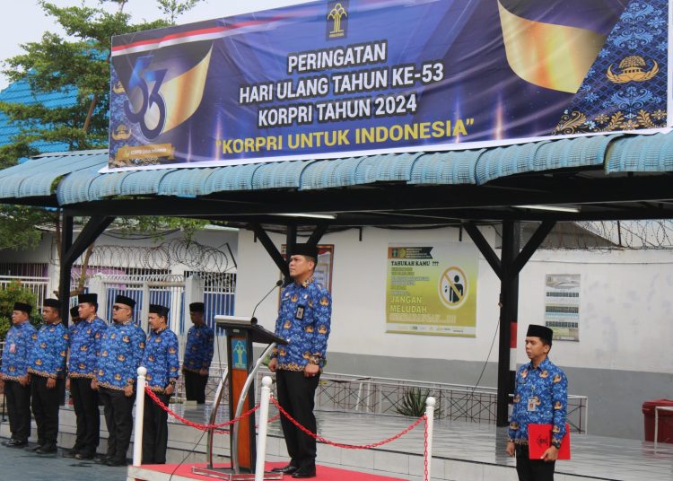 Kepala Rutan Kelas I Medan, Alanta Imanuel Ketaren (tengah) saat  memimpin upacara bendera dalam rangka memperingati HUT Ke-53 KORPRI) Tahun 2024 di Lapangan dalam Rutan I Medan.(Satunusantara news/HO-Humas Rutan Medan)