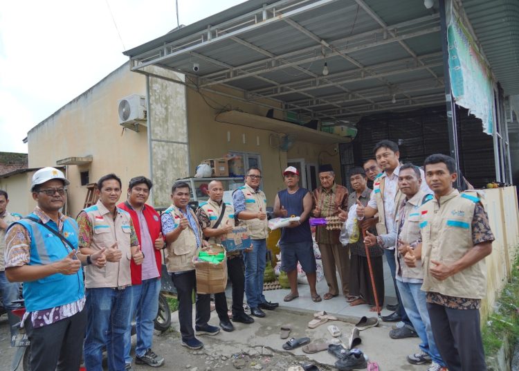 General Manajer PLN UID Sumatera Utara, Agus Kuswardoyo (nomor enam dari kiri) saat menyerahkan bantuan sembako  kepada Ketua RT  Desa Tadukan Raga, Kecamatan Sinembah Tanjung Muda Hilir.(Satunusantara news/HO/Humas PLN UID Sumut).