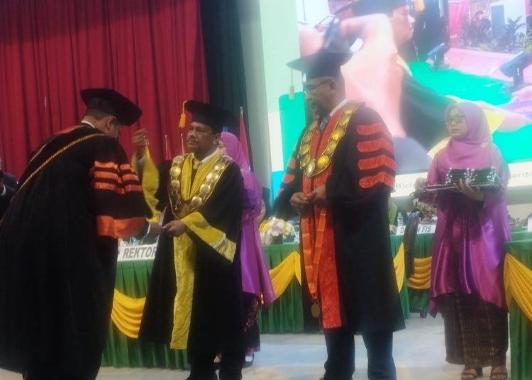 Rektor Unimed Prof. Dr. Ir. Baharuddin, ST, M.Pd (tengah) saat mewisuda Lulusan Program Pascasarjana dan Profesi Guru, di Auditorium Unimed.(Satunusantara news/Munawar).