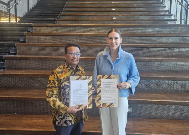 Rektor Unimed, Prof. Dr. Baharuddin, ST, M.Pd. (kiri) menandatangani nota kerja sama "Memorandum of Understanding (M0U) dengan Prof. Jeffrey Goss, Associate Vice Provost Southeast Asia Programs, the Arizona Board of Regents for and on behalf of Arizona State University. (Satunusantara news/HO-Humas Unimed).