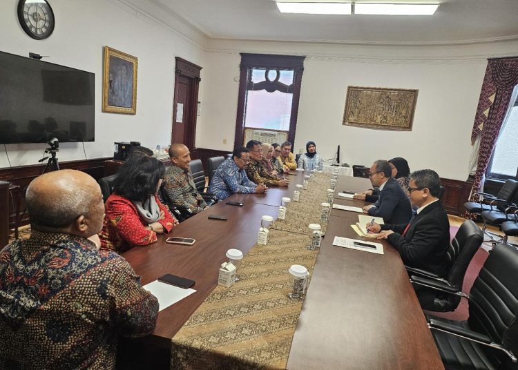 Rektor Unimed  Prof Dr Baharuddin, ST,MPd (nomor enam kiri) saat dialog dengan Kuasa Usaha Ad Interim KBRI, Ide Bagus Made Bimantara (nomor dua kanan) di kantor  KBRI di Washington DC.(Satunusantara news/HO-Humas Unimed).