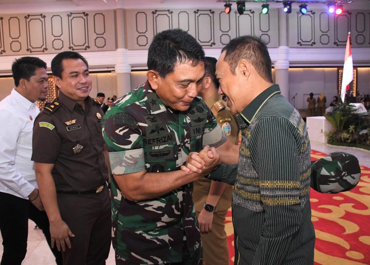 Kasdam I/BB,  Brigjen TNI Refrizal (kiri) memberikan salam komando kepada Sekdaprov Sumut, Arief Sudarto Trinugroho,yang sudah purna tugas.(Satunusantara news/HO-Pendam I/BB).