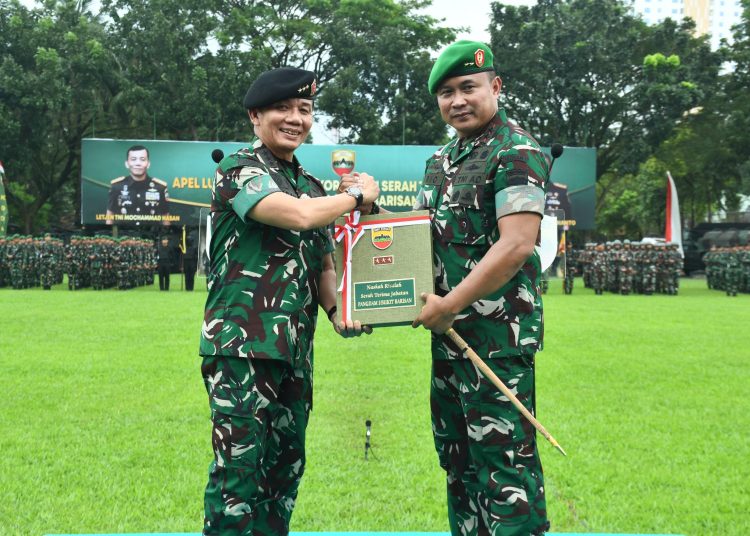 Pangdam I/BB,  Mayjen TNI Rio Firdianto (kanan) saat menerima  Risalah Sertijab Pangdam I/BB  dari Letjen TNI Mochammad Hasan (kiri) di Lapangan Hijau Makodam I/BB. (Satunusantara news/HO-Pendam I/BB).