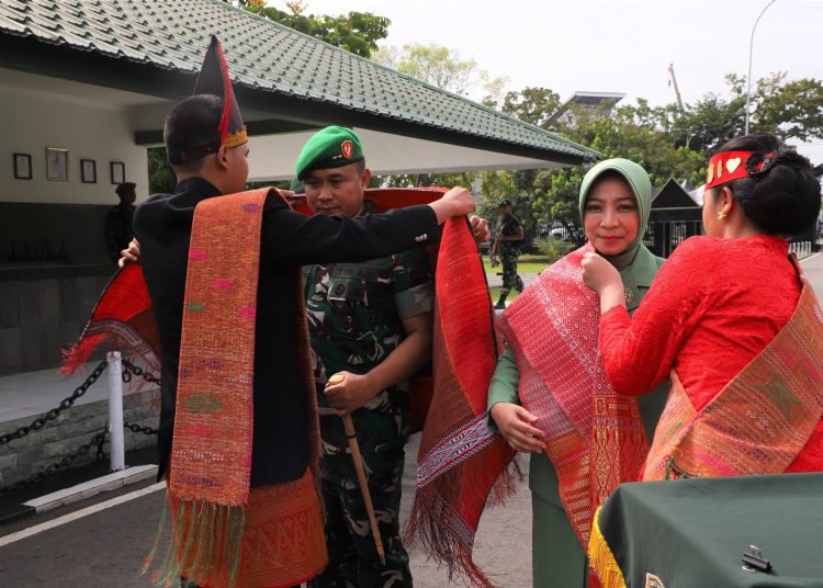 Pangdam I/BB, Mayjen TNI Rio Firdianto, beserta Ketua Persit Kartika Chandra Kirana Daerah I/BB, Ny. dr. Adhisty Galuh Chandra Dewi, disambut dengan mengenakan Ulos di Markas Kodam I/BB Medan.(Satunusantara news/HO-Pendam I/BB).