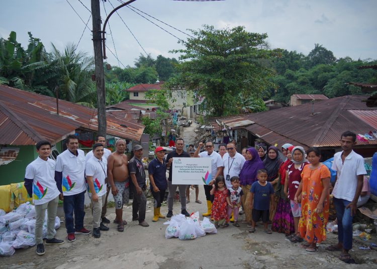 PLN UID Sumatera Utara, melalui program PLN Peduli, kembali menunjukkan kepedulian sosialnya dengan menyalurkan bantuan 500 paket sembako kepada korban banjir yang melanda beberapa wilayah di Medan, Deli Serdang, dan Binjai.(Satunusantara news/HO-Humas PLN UID Sumut).