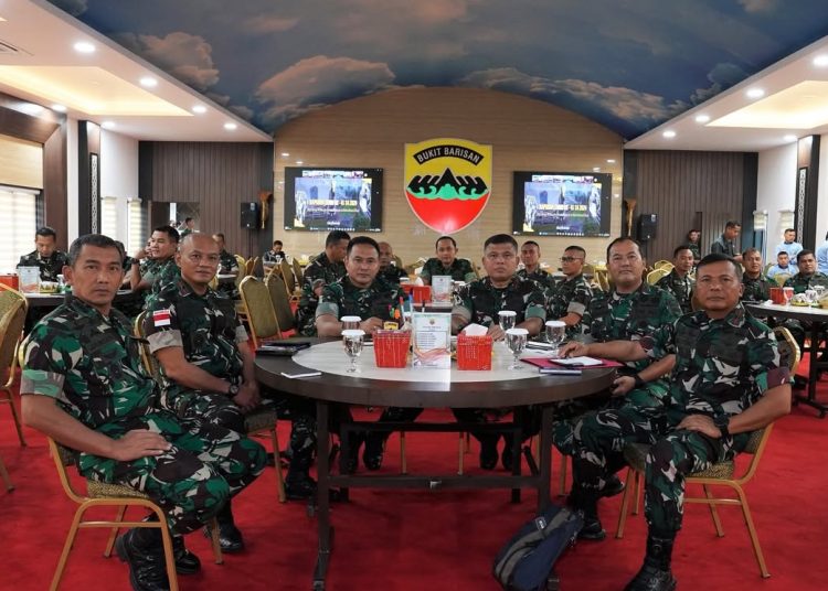 Danrem 032/Wbr Brigjen TNI Wahyu Eko Purnomo (nomor tiga dari kanan) saar mengikuti kegiatan entry briefing bersama PJU Kodam dan Badan Pelaksana Kodam yang dipimpin Pangdam I/BB Mayjen TNI Rio Firdianto di Aula Makodam I/BB.(Satunusantara news/HO-Penrem 032/Wbr).