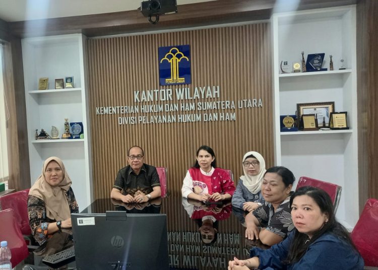 Kepala Kanwil Kemenkumham Sumut diwakili oleh Kepala Divisi Pelayanan Hukum dan HAM, Alex Cosmas Pinem (dua dari kiri), saat mengikuti  kegiatan Diseminasi dan Penguatan HAM.(Satunusantara news/HO-Humas Kanwil Kemenkumham Sumut).