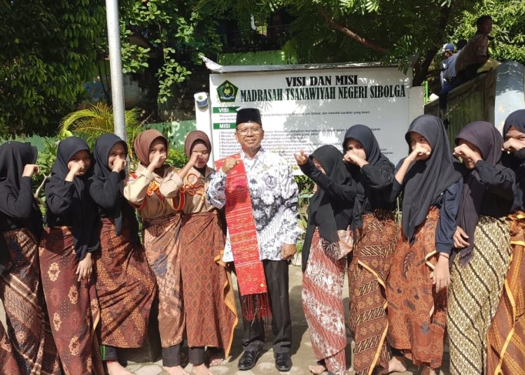 Syaiful Azhar Hasibuan (tengah) Guru  MTsN Sibolga terpilih menjadi PPIH Kloter  untuk formasi Pembimbing Ibadah Kloter tahun 1446 H/2025 M. (Satunusantara news/HO-Humas  Kanwil Kemenag Sumut).