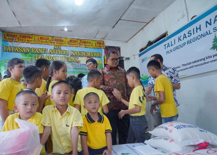 General Manajer PLN UID Sumatera Utara, Agus Kuswardoyo (dua dari kanan) saat memberikan bantuan kepada anak-anak panti asuhan menyambut Perayaan Natal Tahun 2024.(Satunusantara news/HO-Humas PLN UID Sumut).