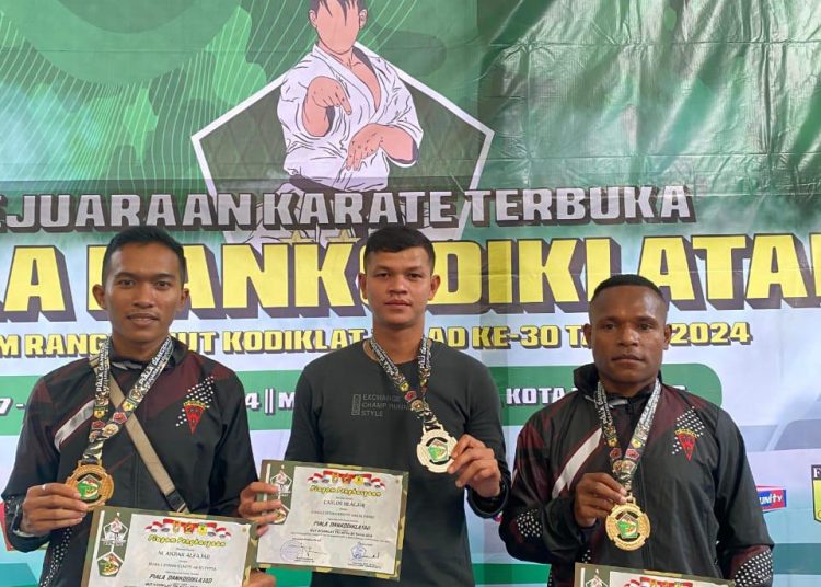 Tiga Prajurit Batalyon Infanteri 125/Si'mbisa, Serda Akbar Alfajar, Praka Charles Wangguay, dan Pratu Carlos Silalahi berhasil meraih prestasi gemilang di kejuaraan karate Piala Dankodiklatad Tahun 2024 di Bandung. (Satunusantara news/HO-Yonif 125/Si'mbisa).