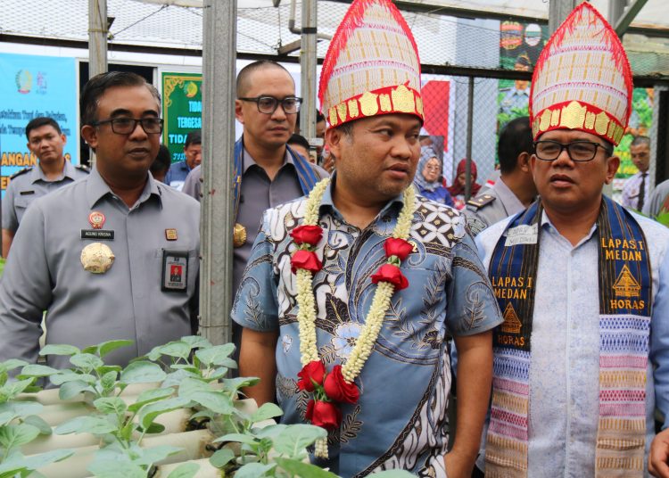 Ketua Rombongan Anggota Komisi XIII DPR RI, Sugiat Santoso (tengah) didampingi Kakanwil Kemenkuham Sumut Anak Agung Gde Krisna (kiri) saat berkunjung ke Lapas Kelas I Medan.(Satunusantara news/HO-Humas Kemenkumham Sumut).