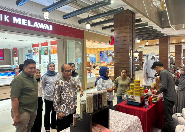 Kepala Divisi Pelayanan Hukum dan HAM, Alex Cosmas Pinem (dua dari kiri) saat meninjau Pameran Layanan Publik dan Bazar UMKM di Atrium Ringroad City Walk, Medan. (Satunusantara news/HO-Humas Kemenkumham Sumut)