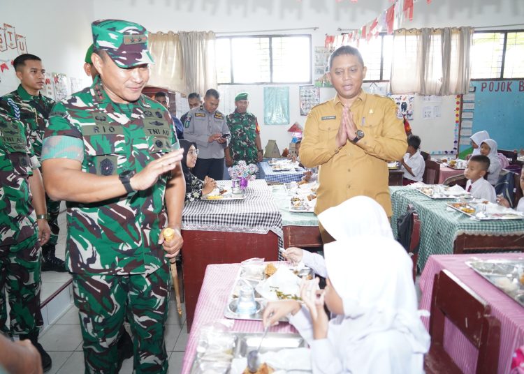 Pangdam I/BB,  Mayjen TNI Rio Firdianto (kiri) saat meninjau uci coba makan sehat bergizi di SDN Jati Sari Lubuk Pakam, Kabupaten Deli Serdang.(Satunusantara news/HO-Pendam I/BB).