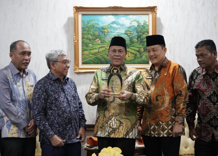 Kakanwil Kemenag Sumut, Drs. H. Ahmad Qosbi, S.Ag, MM  (tengah) saat menerima penghargaan Anugerah Achievement Person Tahun 2024 dari Komisi Informasi Provinsi Sumut. (Satunusantara.news/HO-Humas Kemenag Sumut).