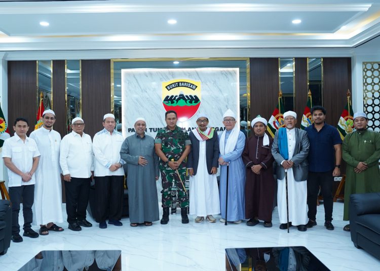 Pangdam I/BB,  Mayjen TNI Rio Firdianto (tengah) foto bersma dengan Ulama Sumut di Lounge Room Lantai I, Markas Kodam I/BB.(Satunusantara.news/HO-Pendam I/BB).