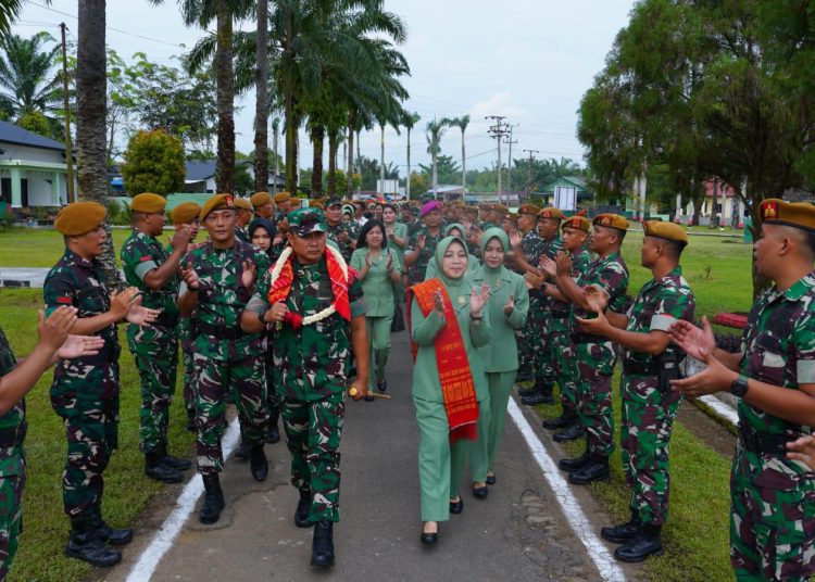 Pangdam I/BB, Mayjen TNI Rio Firdianto (tengah) saat berkunjung ke Markas  Batalyon Armed 2/Kilap Sumagan.(Satunusantara news/HO-Pendam I/BB).