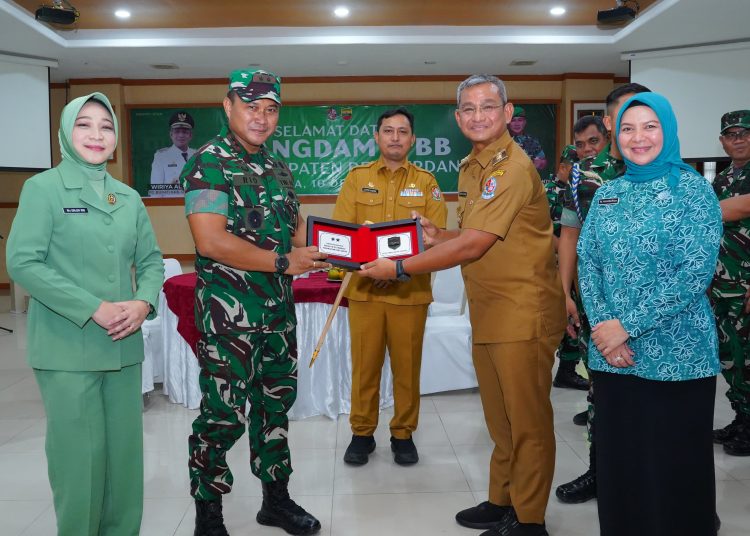 Pangdam I/BB, Mayjen TNI Rio Firdianto (kiri) saat menyerahkan cendramata kepada  Pj Bupati Deli Serdang Wira Alrahman (kanan) saat mengadakan roadshow ke Forkopimda Deli Serdang di Lubuk Pakam.(Satunusantara news/HO-Pendam I/BB).