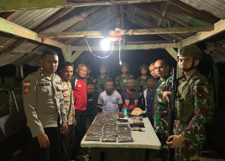 Satgas Yonif 131/BRS menggagalkan penyelundupan narkotika jenis ganja seberat 2 kg di wilayah perbatasan R) dan PNG di Kampung Pitewi, Distrik Arso Timur, Kabupaten Keerom, Provinsi Papua.(Satunusantara news/HO-Yonif 131/BRS).
